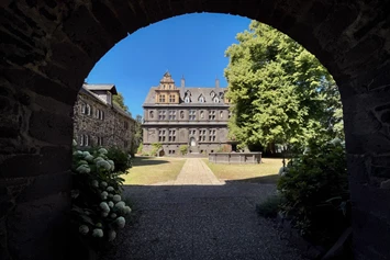 Hochzeit: Blick durch das Eingangstor in den Innenhof und das Schloss Friedewald - Schloss Friedewald (Westerwald)