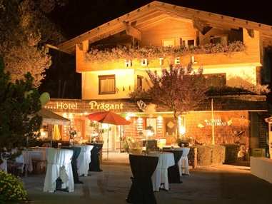 Hochzeit: Das Willkommengetränk organisieren wir Ihnen gerne am Parkplatz vor der Hoteleingang oder im Garten. - Hotel Prägant