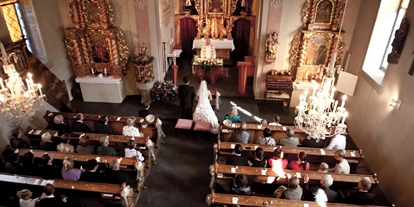 Hochzeit - Ramingstein - Die Kirche St. Ulrich ist nur ein paar Meter vom Hotel entfernt.  - Hotel Prägant