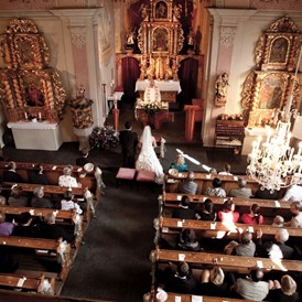 Hochzeit: Die Kirche St. Ulrich ist nur ein paar Meter vom Hotel entfernt.  - Hotel Prägant