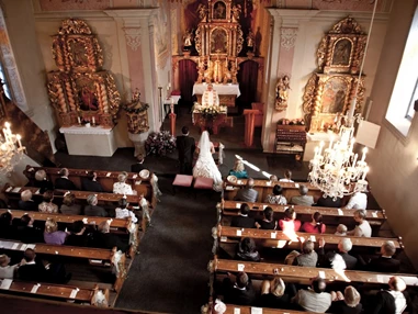 Hochzeit: Die Kirche St. Ulrich ist nur ein paar Meter vom Hotel entfernt.  - Hotel Prägant