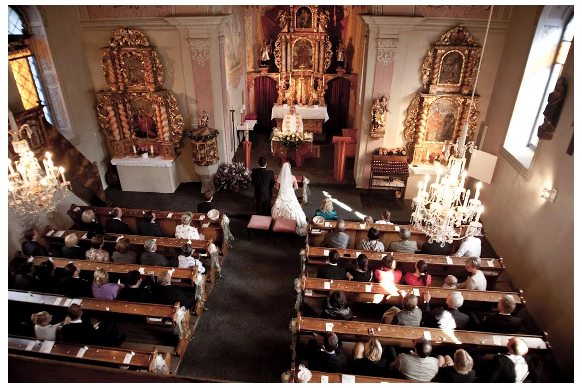 Hochzeit: Die Kirche St. Ulrich ist nur ein paar Meter vom Hotel entfernt.  - Hotel Prägant