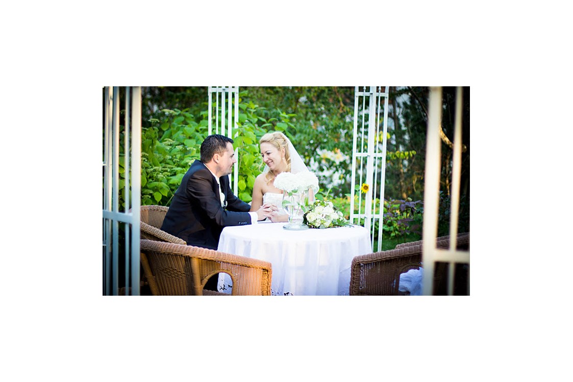 Hochzeit: romantischer Pavillon - gerne können wir Ihre standesamtliche Hochzeit auch bei uns im Freien organisieren - Hotel Prägant
