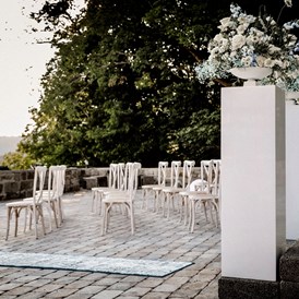 Hochzeit: Trauung auf der Terrasse der Burg Waldenstein im Schwäbischen Wald.  - Waldenstein Events