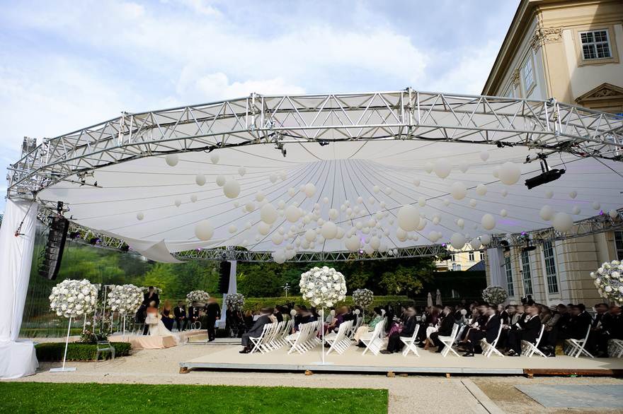 Hochzeit: Trauung im Garten des Palais 
(c) Thomas Geist for elegantevents.at - Gartenpalais Liechtenstein