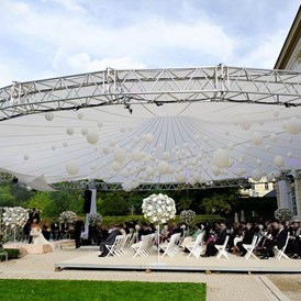 Hochzeit: Trauung im Garten des Palais 
(c) Thomas Geist for elegantevents.at - Gartenpalais Liechtenstein