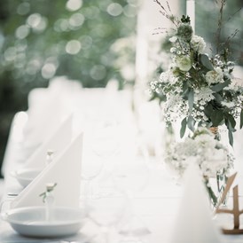 Hochzeit: Eine festlich gedeckte Hochzeitstafel im Gasthof Zankl. - Gasthof & Seecsarda Emil Zankl
