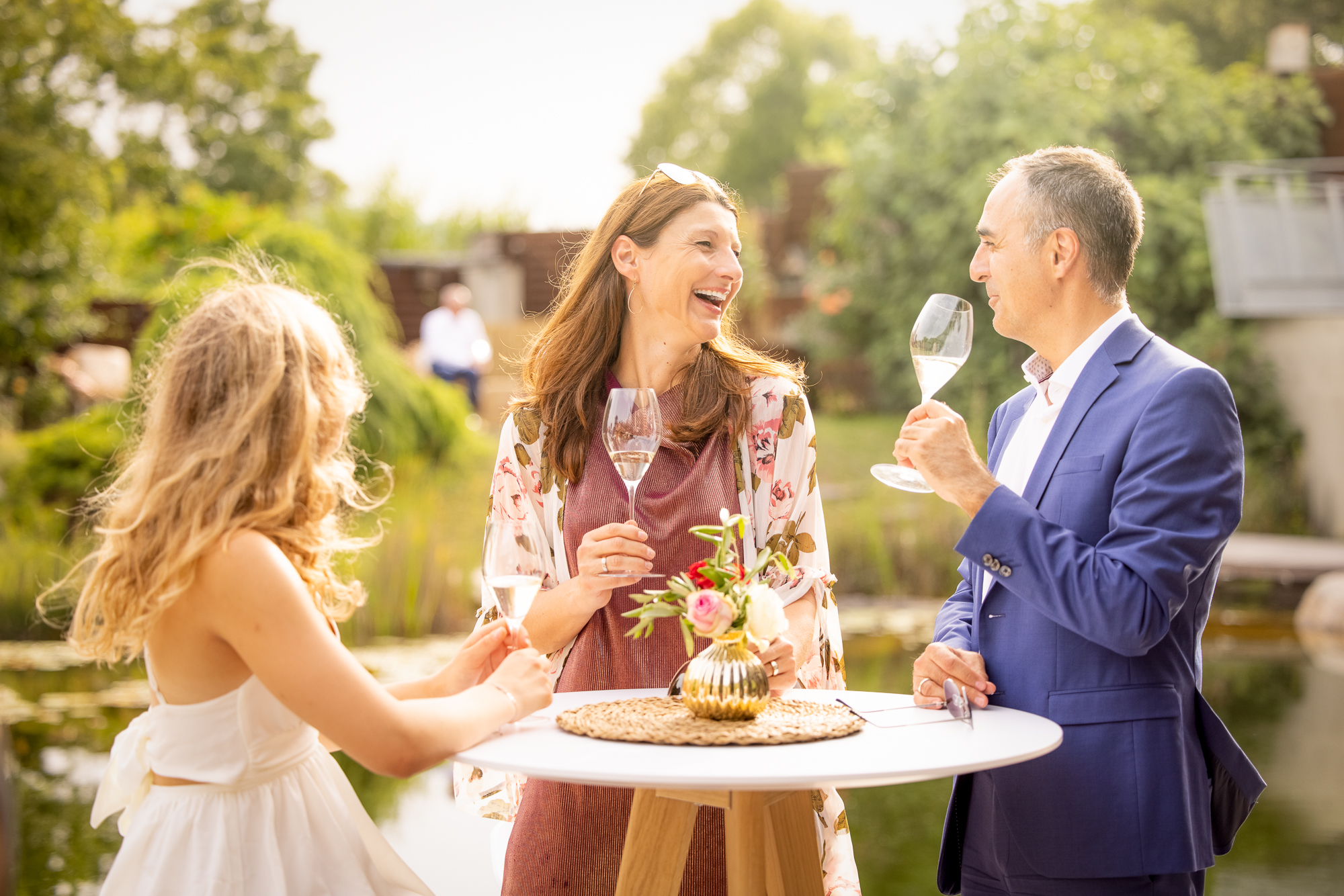 Hochzeit: Refugio Pecoraro Balsamico mit Stehtischen am Steg mit Gästen - REFUGIO - Pecoraro Balsamico