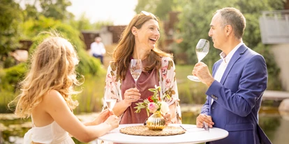 Wedding - Bezirk Tulln - Refugio Pecoraro Balsamico mit Stehtischen am Steg mit Gästen - REFUGIO - Pecoraro Balsamico