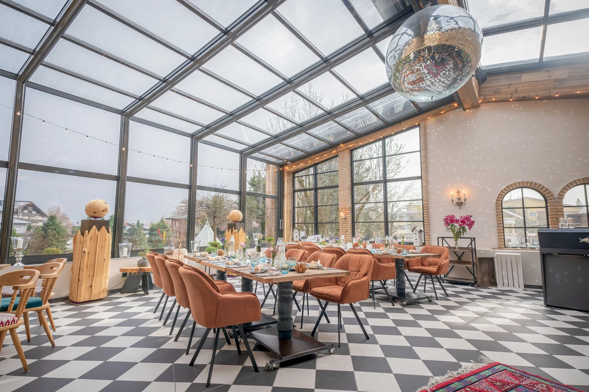 Hochzeit: Der Weitblick im Sendlhofer's ist eine einzigartige Location für eure Hochzeitsfeier - ob Open air Bühne mit Diskofeeling oder kuscheliges Ambiente im Wintergarten. - Sendlhofer's