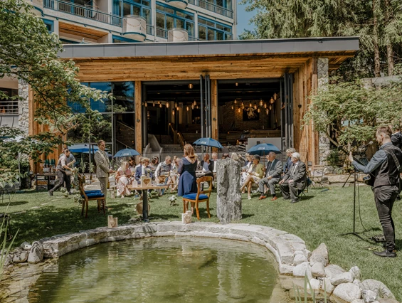 Hochzeit: Die freie Trauung im Garten des Sendlhofer's. - Sendlhofer's
