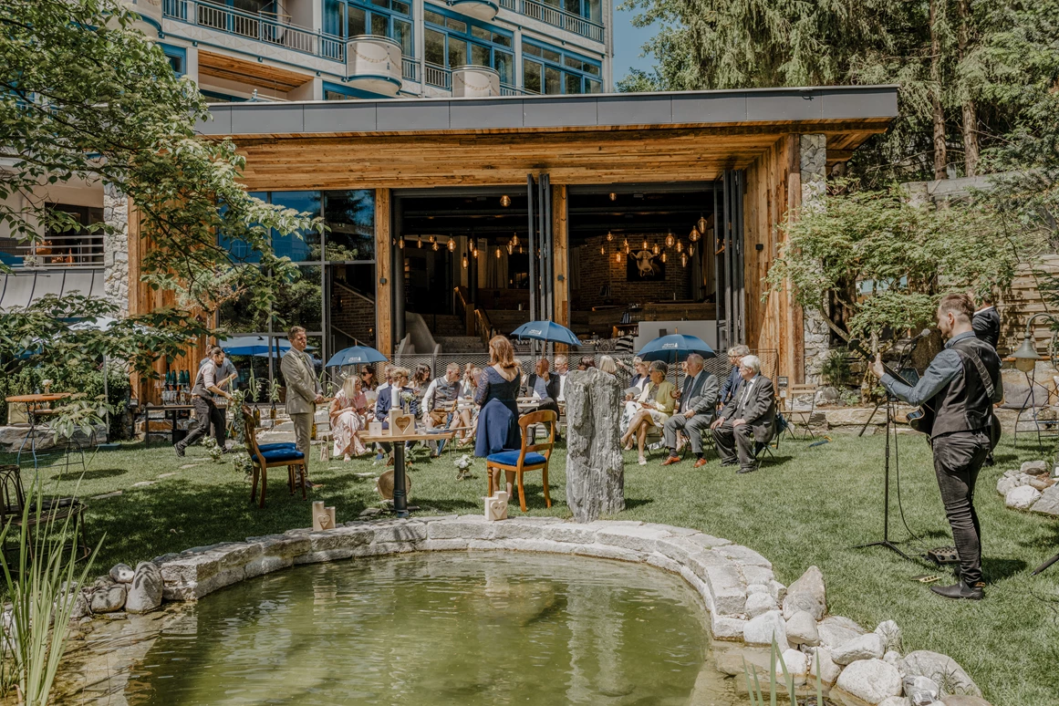 Hochzeit: Die freie Trauung im Garten des Sendlhofer's. - Sendlhofer's