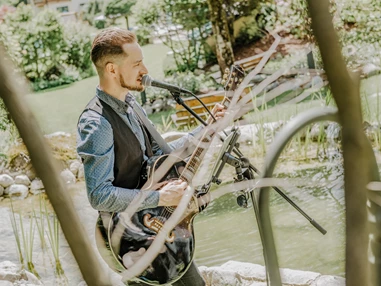 Hochzeit: Ob auf der Open Air Bühne oder als Begleitung der Trauung im Sendlhofer's - Musik muss sein. - Sendlhofer's