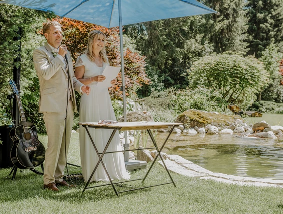 Hochzeit: Der erste Auftritt als Brautpaar im Sendlhofer's. - Sendlhofer's