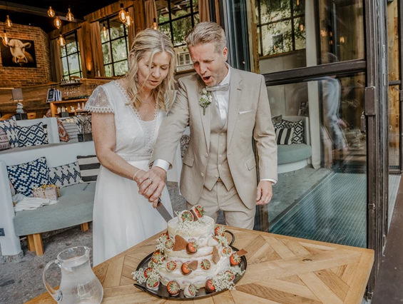 Hochzeit: Der Tortenanschnitt bei der Trauung im Sendlhofer's vor dem Weitblick. - Sendlhofer's