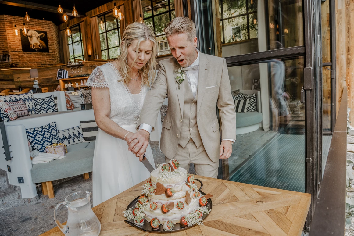 Hochzeit: Der Tortenanschnitt bei der Trauung im Sendlhofer's vor dem Weitblick. - Sendlhofer's