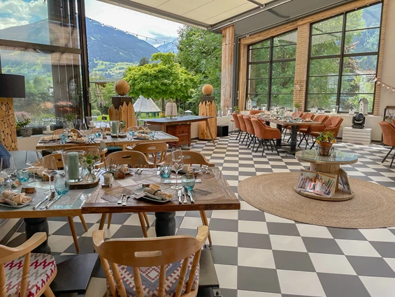 Hochzeit: Die Hochzeitstafel mit weitläufigen Bergpanorama im Weitblick. - Sendlhofer's