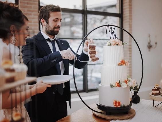 Hochzeit: Der Tortenanschnitt bei der Trauung im Sendlhofer's  - Sendlhofer's
