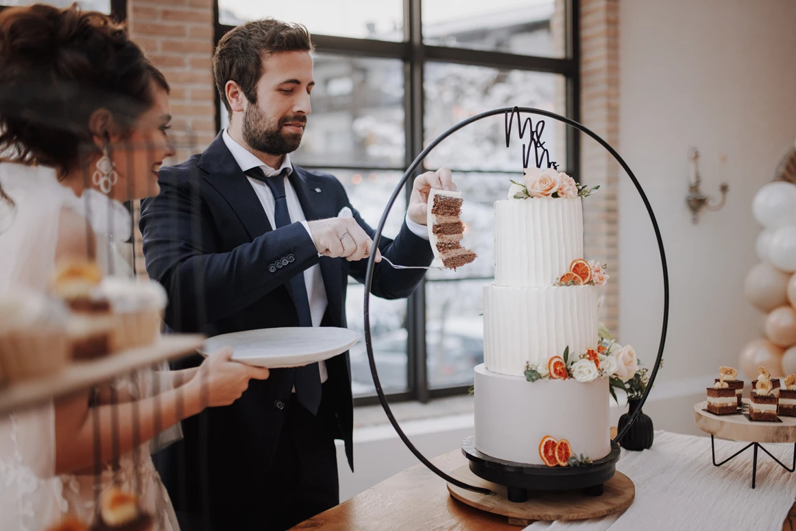 Hochzeit: Der Tortenanschnitt bei der Trauung im Sendlhofer's  - Sendlhofer's