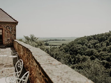 Hochzeitslocation: Blick von den alten Mauern der Alten Kellerei in Neuleiningen. - Alte Kellerei