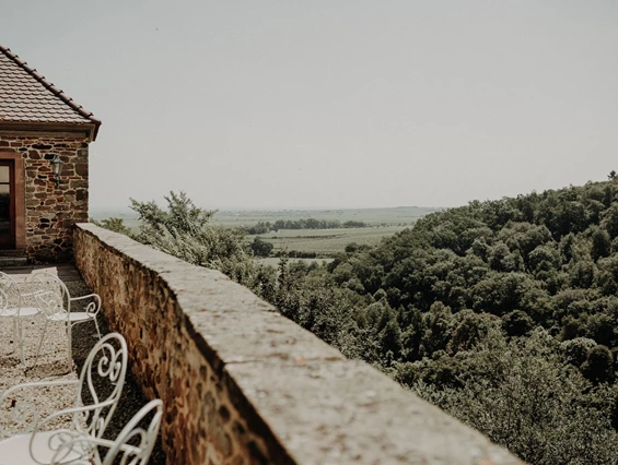 Hochzeitslocation: Blick von den alten Mauern der Alten Kellerei in Neuleiningen. - Alte Kellerei