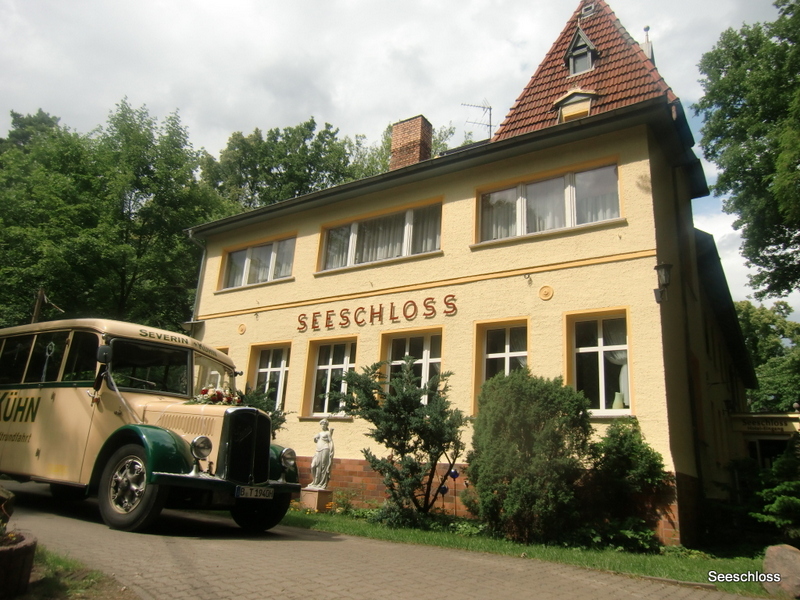 Hochzeitslocation: Vorderseite der Location Seeschloss - Hotel Seeschloss am Bötzsee bei Berlin-Für die schönsten Feiern in Ihrem Leben!