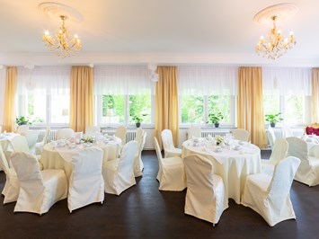 Hotel Seeschloss am Bötzsee bei Berlin-Für die schönsten Feiern in Ihrem Leben! Angaben zu den Festsälen Panoramasaal "Schwanenblick"