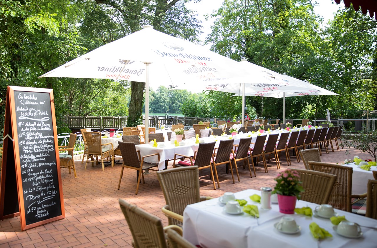 Hotel Seeschloss am Bötzsee bei Berlin-Für die schönsten Feiern in Ihrem Leben! Informazioni sulle sale da ballo La bellissima terrazza sul lago 