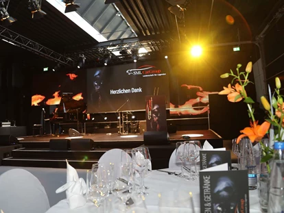 Hochzeit - Geeignet für: Private Feier (Taufe, Erstkommunion,...) - Leonberg (Böblingen) - Unsere Eventhalle bietet Platz für die große Show - SML CarLocation®