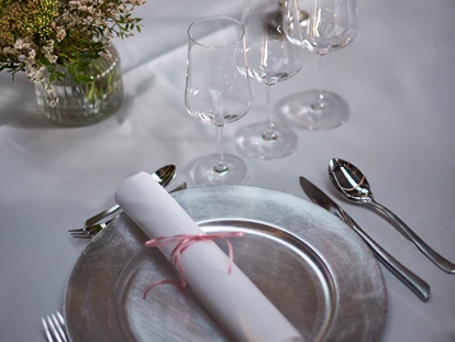 Hochzeit - Geeignet für: Private Feier (Taufe, Erstkommunion,...) - Leonberg (Böblingen) - „Von zart bis glamourös – Deko, die den Ton eurer Liebe trifft.“ - SML CarLocation®