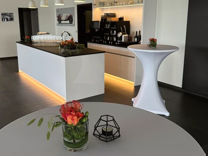 Hochzeit - Geeignet für: Private Feier (Taufe, Erstkommunion,...) - Leonberg (Böblingen) - „Sektempfang mit Stil – für Momente, die bleiben.“
Stilvoller Sektempfang uns unserer modernen Theke in unserem Showroom  - SML CarLocation®
