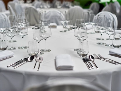 Hochzeit - Geeignet für: Private Feier (Taufe, Erstkommunion,...) - Leonberg (Böblingen) - Elegante Gläser, Geschirr und Besteck organisieren wir gerne für euch.  - SML CarLocation®