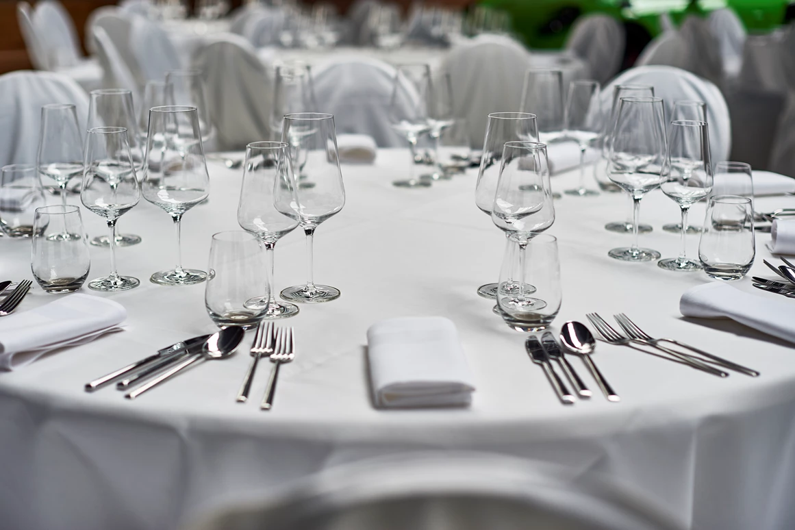Hochzeitslocation: Elegante Gläser, Geschirr und Besteck organisieren wir gerne für euch.  - SML CarLocation®