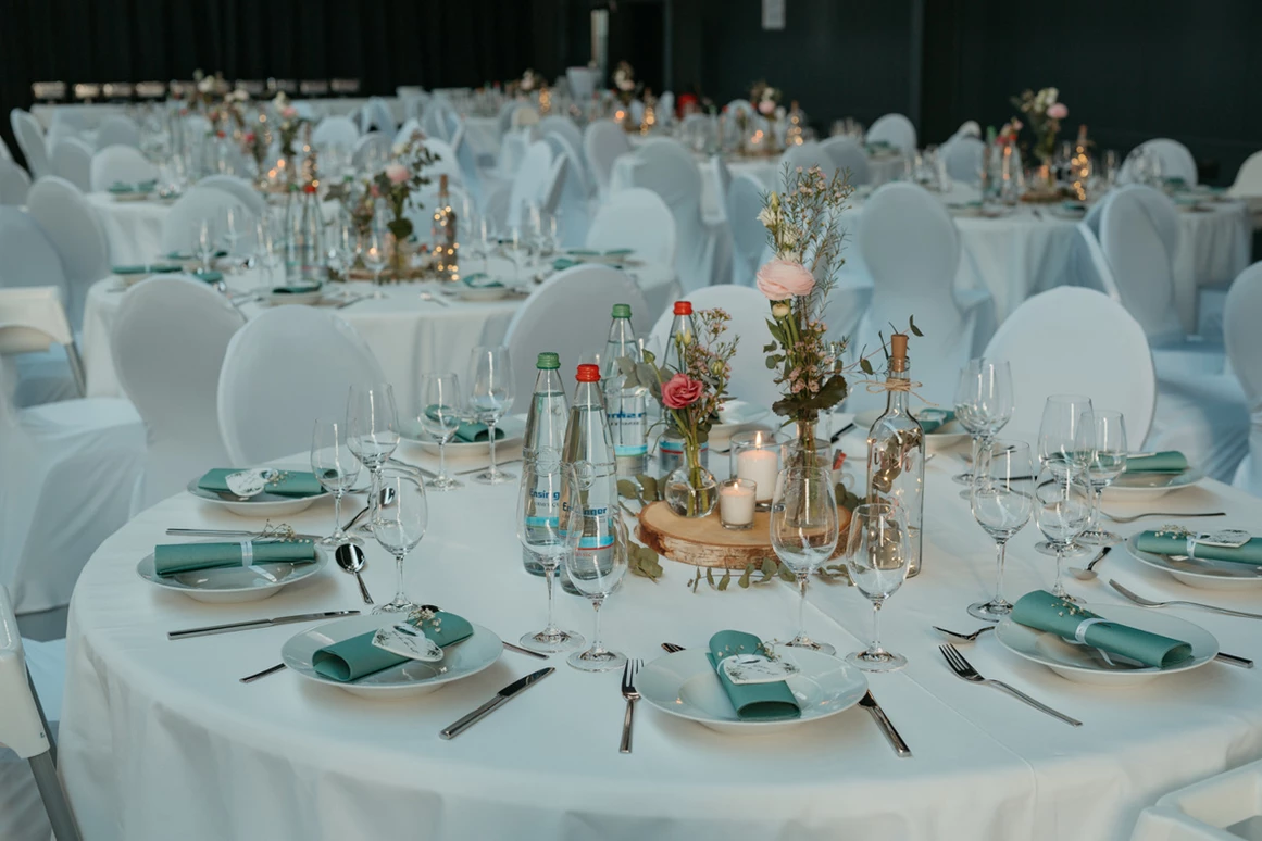 Hochzeitslocation: Hochzeiten bis zum 190 Personen in unserer Eventhalle  - SML CarLocation®