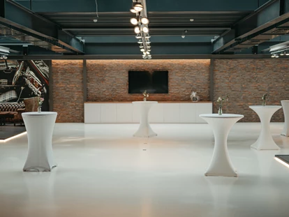 Hochzeit - Geeignet für: Private Feier (Taufe, Erstkommunion,...) - Leonberg (Böblingen) - Stilvoller Sektempfang in unserem Eventraum  - SML CarLocation®
