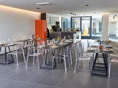 Hochzeitslocation: Unser neuer Eventbereich S lädt zu kleineren geselligen Feiern ein.  - SML CarLocation®