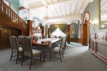 Hochzeit: Festliche Räume empfangen den Besucher. Hier im Bild der Grüne Salon. - Schlosshotel Villa Westerberge