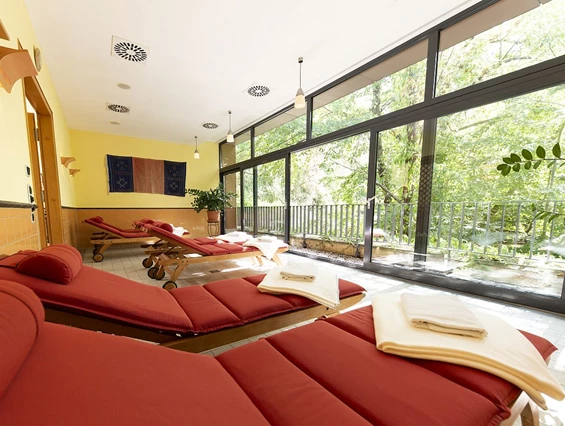 Hochzeitslocation: Unser Ruheraum der Sauna und eine Liegewiese im Wald laden zur Entspannung ein. - Schlosshotel Villa Westerberge