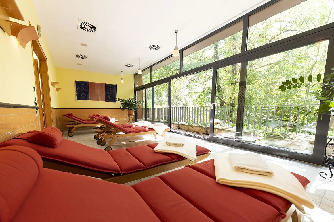 Hochzeitslocation: Unser Ruheraum der Sauna und eine Liegewiese im Wald laden zur Entspannung ein. - Schlosshotel Villa Westerberge