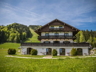 Hochzeit: Außenansicht des Berghotels Sonnenbichl oberhalb von Bad Wiessee am Tegernsee. - Berghotel Sonnenbichl