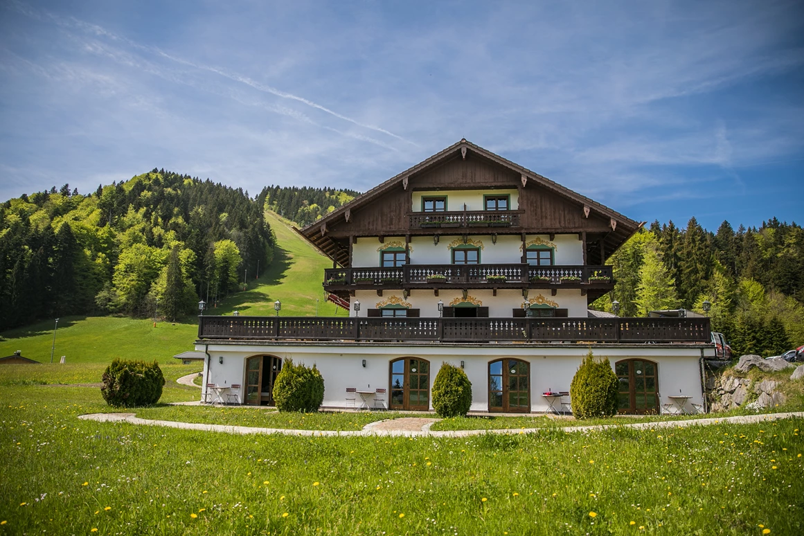 Hochzeit: Außenansicht des Berghotels Sonnenbichl oberhalb von Bad Wiessee am Tegernsee. - Berghotel Sonnenbichl