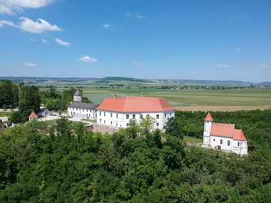 Hochzeitslocation: Das Schloss Viehofen liegt im St. Pöltner Stadtteil Viehofen und wurde erstmals 1130 erwähnt! Neben dem Schloss befindet sich die gotische Kapelle. - Schloss Viehofen