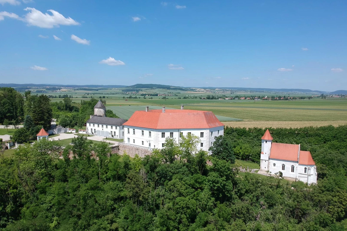 Hochzeitslocation: Das Schloss Viehofen liegt im St. Pöltner Stadtteil Viehofen und wurde erstmals 1130 erwähnt! Neben dem Schloss befindet sich die gotische Kapelle. - Schloss Viehofen