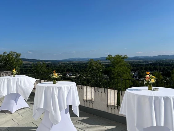 Hochzeitslocation: Terrasse mit Blick auf die Viehofner Seen - Schloss Viehofen