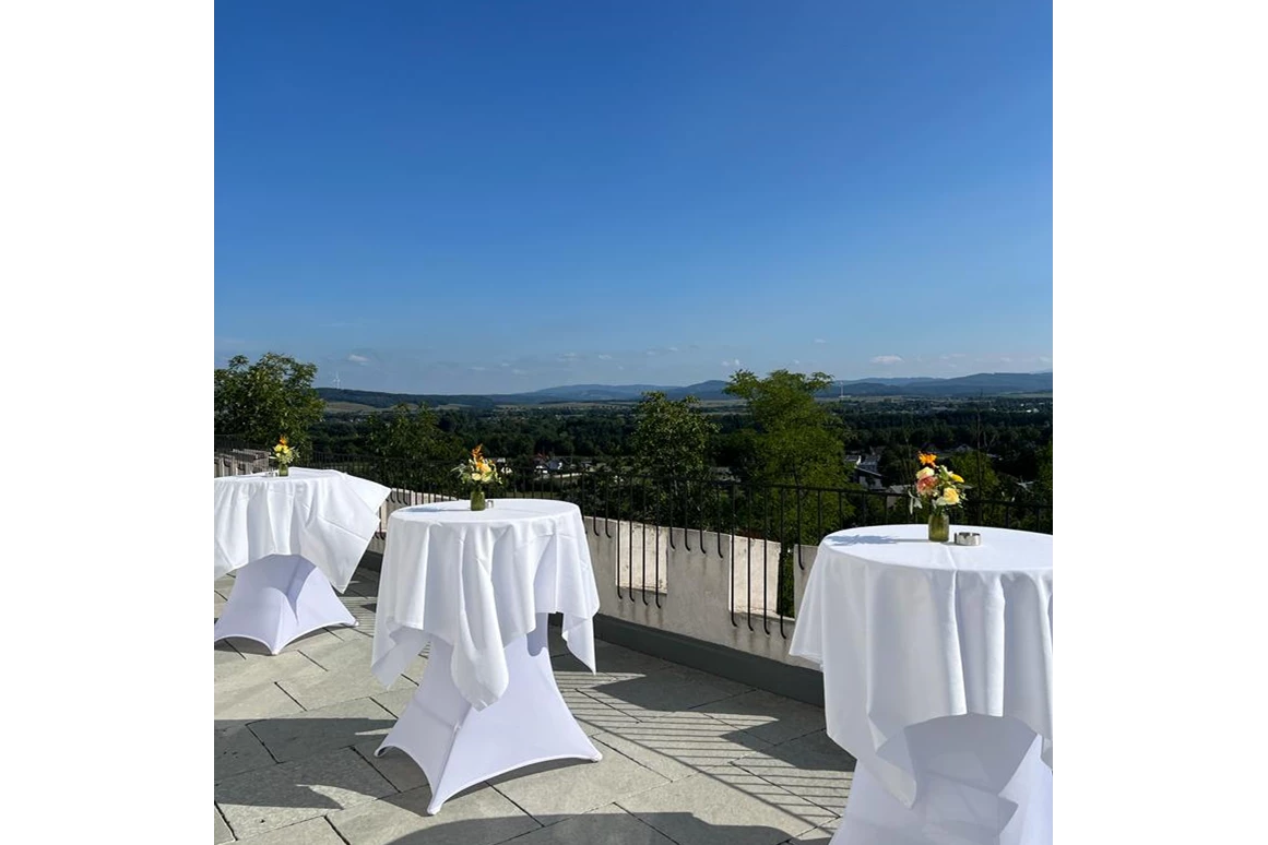 Hochzeitslocation: Terrasse mit Blick auf die Viehofner Seen - Schloss Viehofen