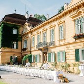 Hochzeit: Hausansicht mit Italienischer Tafel im Vordergrund - Palais Kneissl