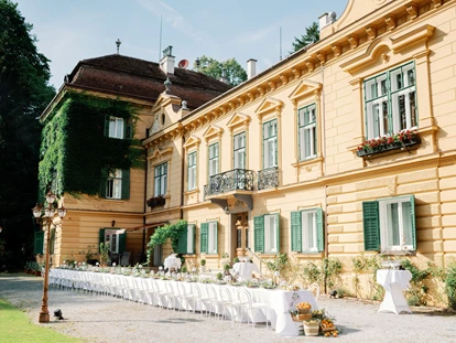 Matrimonio - Großwilfersdorf - Hausansicht mit Italienischer Tafel im Vordergrund - Palais Kneissl