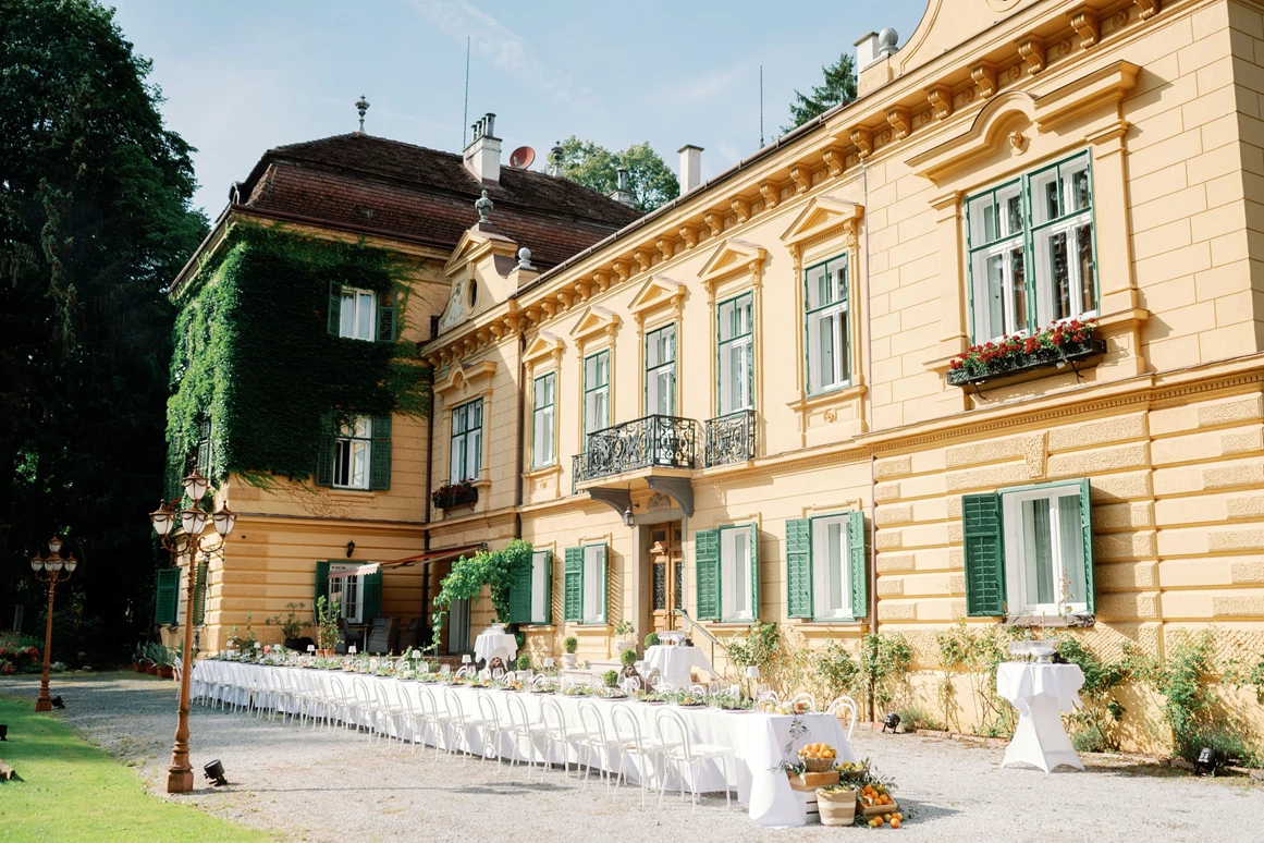 Hochzeitslocation: Hausansicht mit Italienischer Tafel im Vordergrund - Palais Kneissl