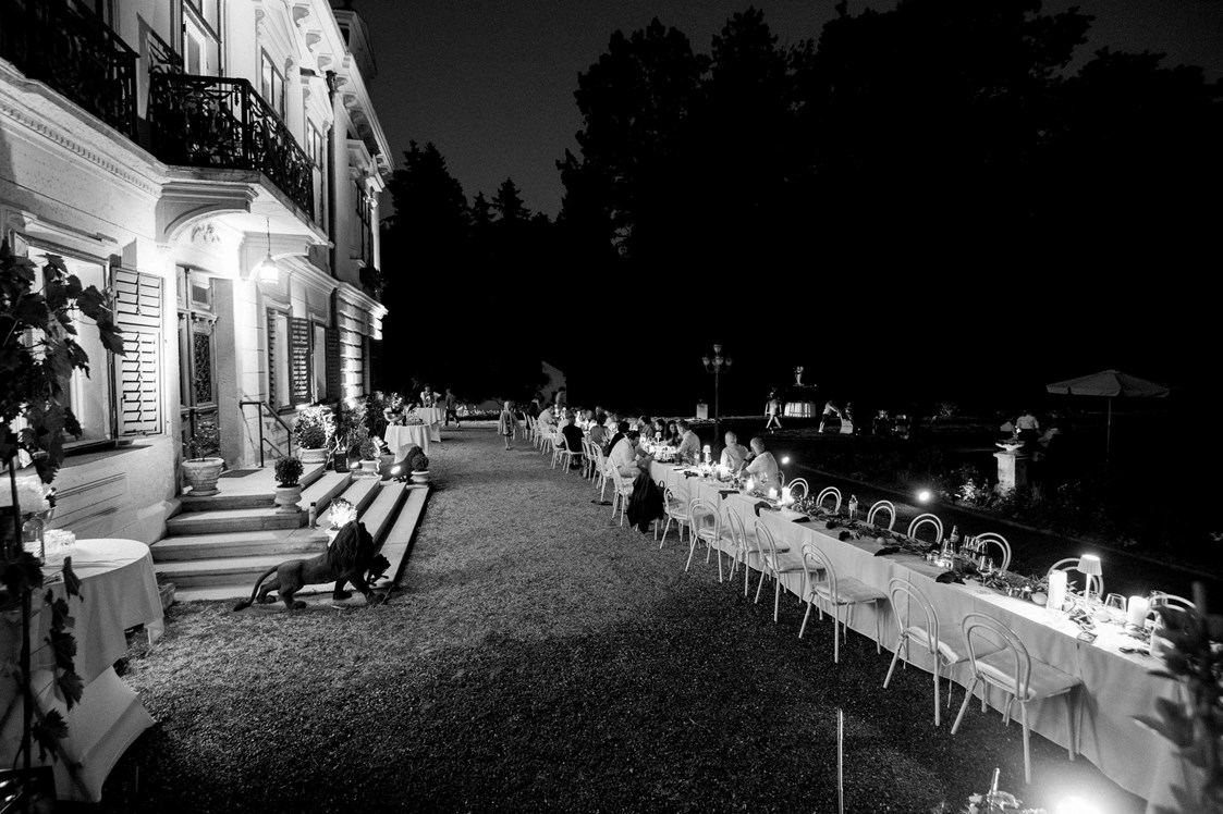 Hochzeit: Hausansicht mit Italienischer Tafel im Vordergrund bei Nacht - Palais Kneissl