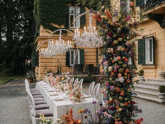 Hochzeitslocation: Große Tafel vor dem Palais - Palais Kneissl
